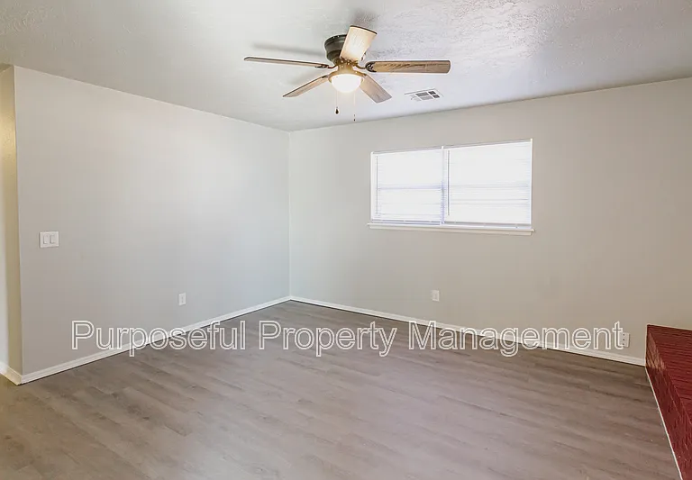 2624 N Markwell Ave — Photo 3