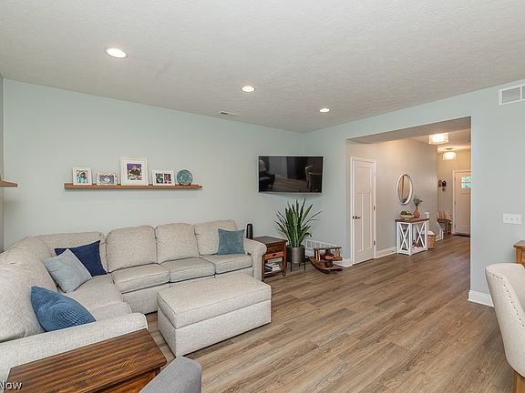 3rd image of 671 Treadway Blvd