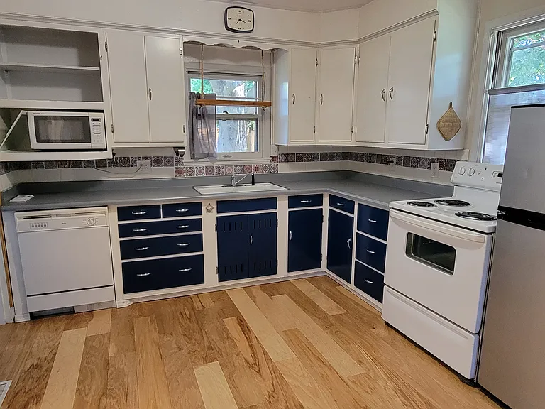 2421 W Madison Ave — Photo 2