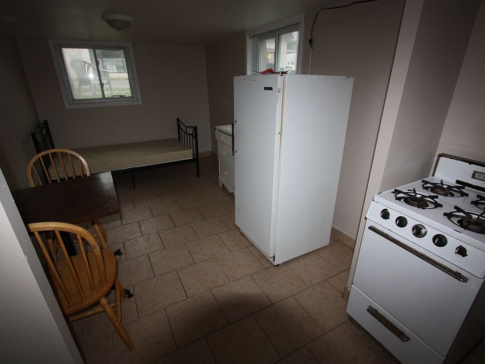 2nd image of 104 Vidal St S