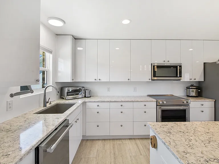 716 Clarence Dr — Photo 6