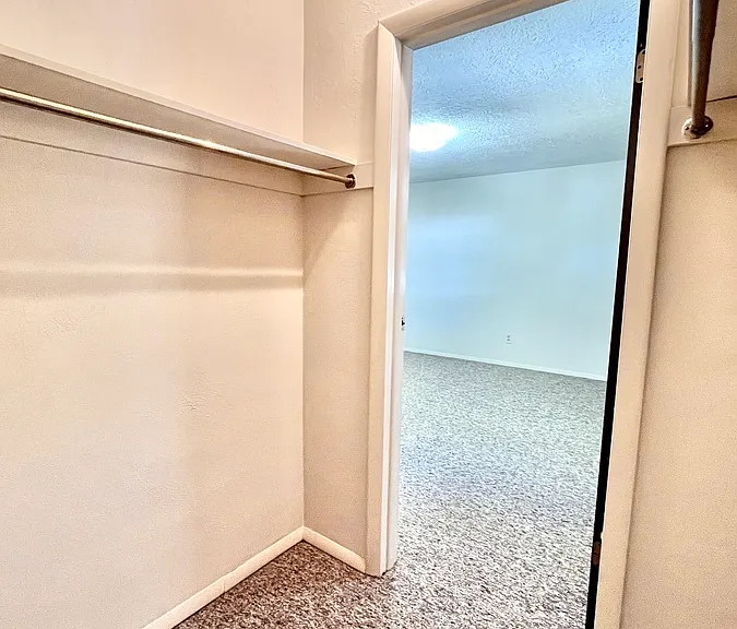 Oak Manor Dr — Photo 17