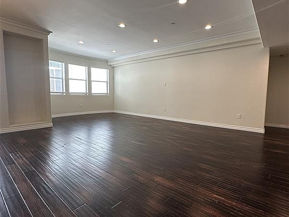 4th image of 10921 Whipple St #303