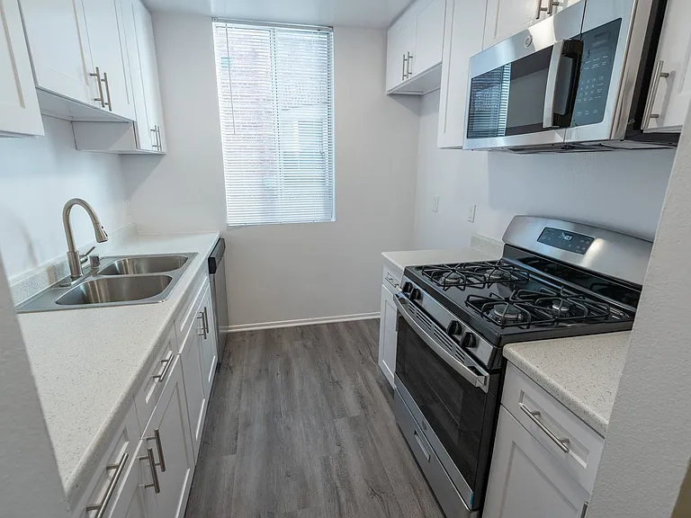 314 South Manhattan Place — Photo 16