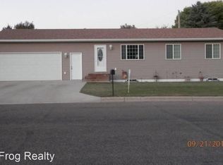 608 11th St SW, Jamestown, ND 58401