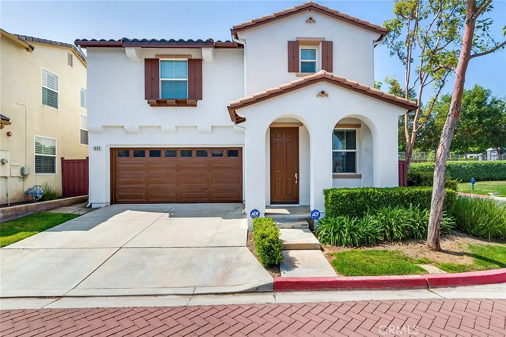 4 bed, 2.5 bath, 2090 sqft, $3,450 — Photo 1