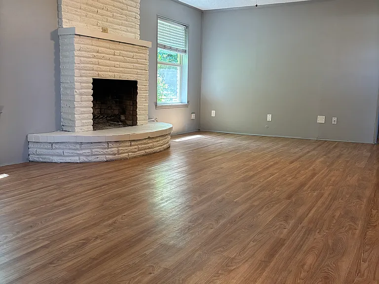 606 Laurence Dr — Photo 6