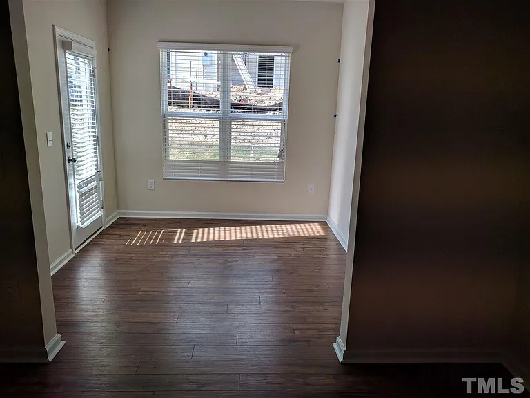 1007 Mirbeck Ln — Photo 8