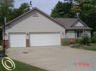 1176 Clearview Dr, Oxford, MI 48371