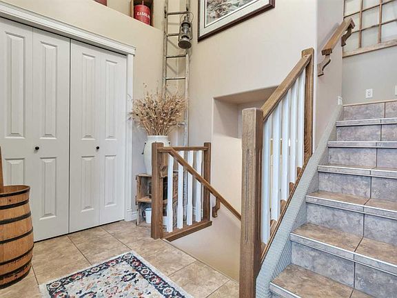 3rd image of 52 W Irving Cres