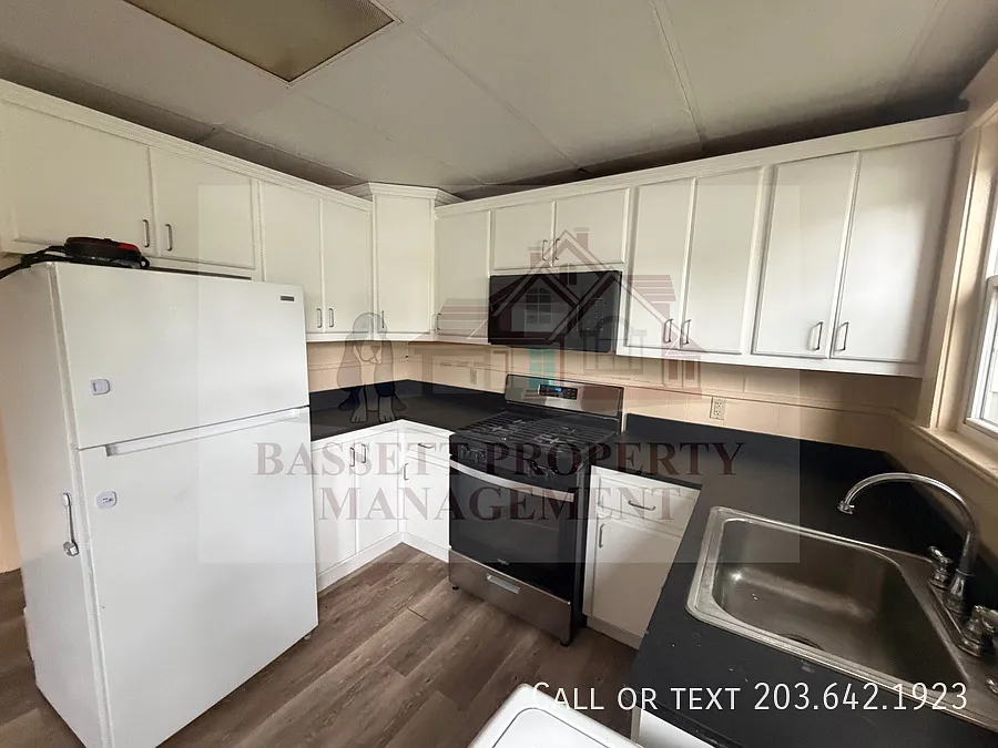 Charming 4-Bedroom Apartment with Scenic Park Views — Photo 3