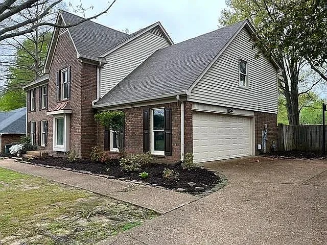 743 Grovewood Dr — Photo 2