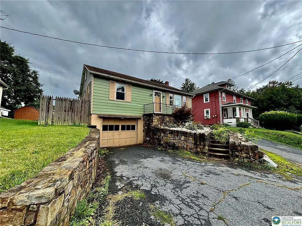 3 bed, 1.0 bath, 1396 sqft, $2,325 — Photo 1