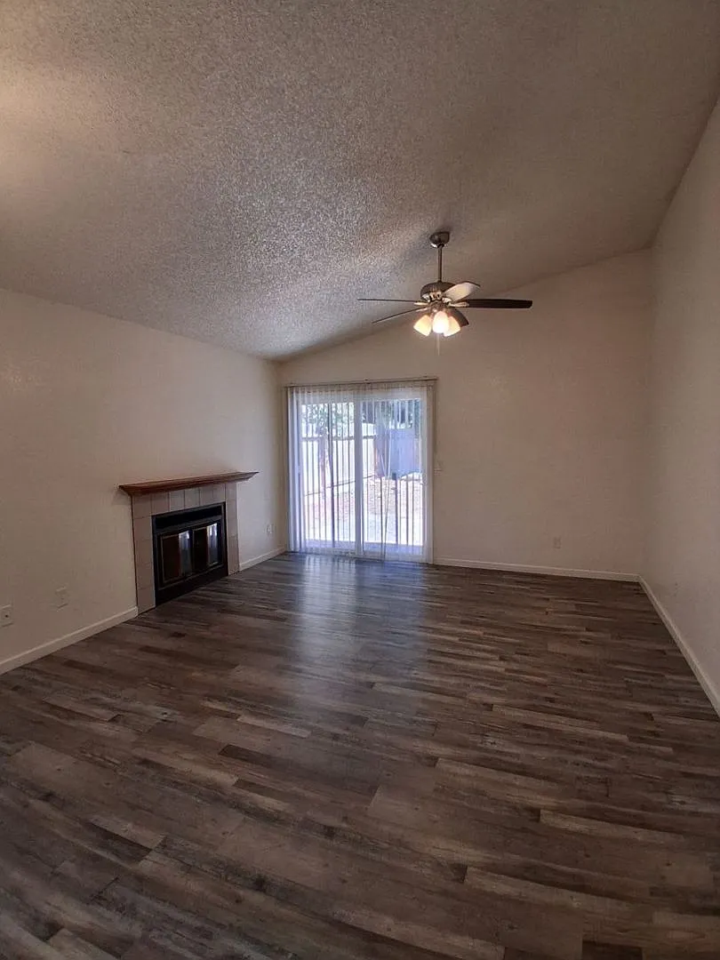 Special: Half Off First Month's Rent! Single Level 3 Br Home W/ 2-Car Garage & Backyard! — Photo 4