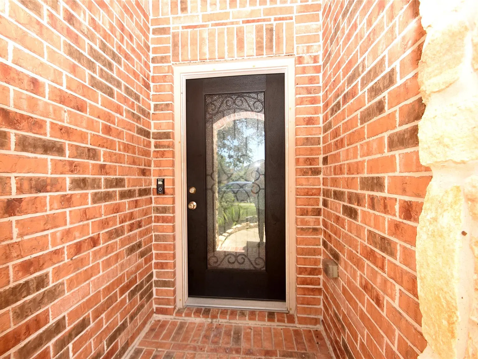 4 bed, 2.0 bath, 2573 sqft, $2,300 — Photo 3