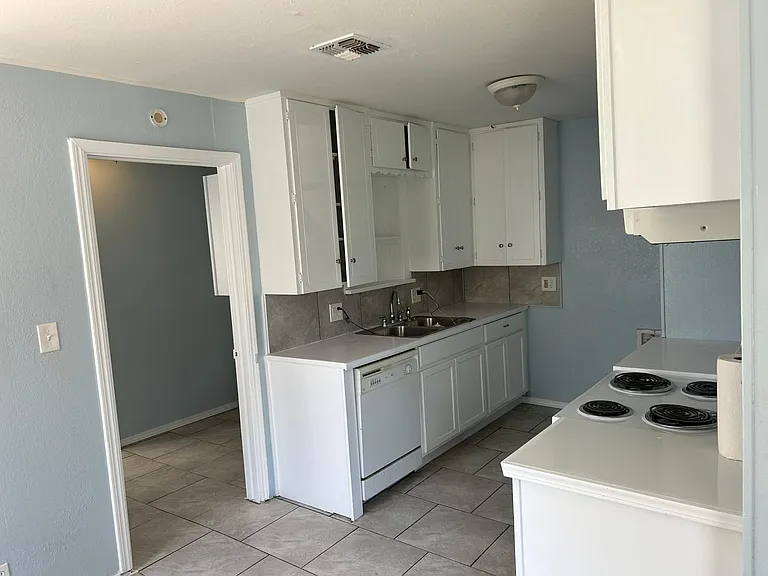 4205 SE 26th St — Photo 3