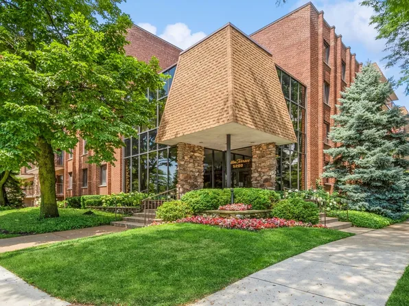 5200 Oakton St APT 103, Skokie, IL 60077