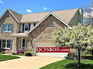 2922 Greenview Dr, Bettendorf, IA 52722