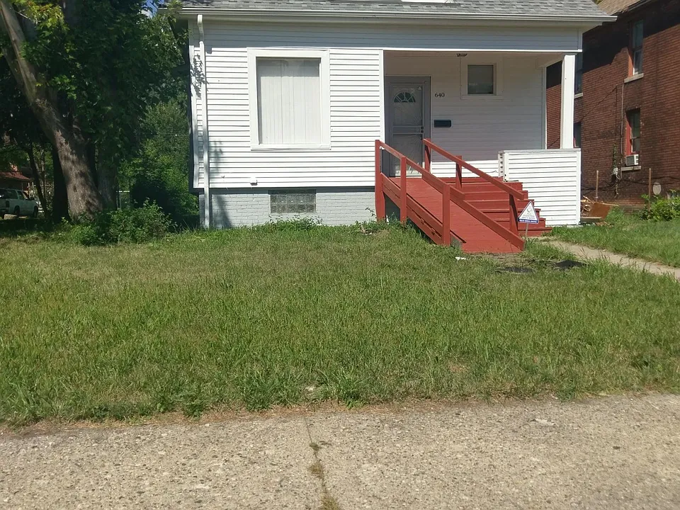 640 Clairmount St