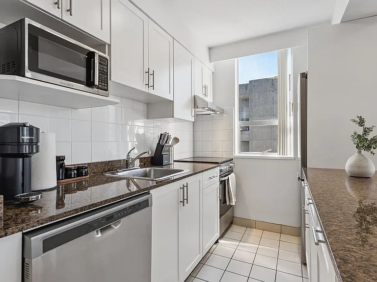 1251 Jervis St — Photo 36
