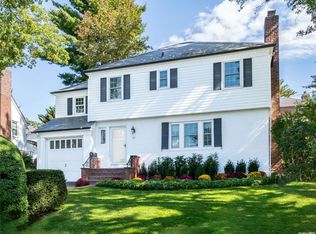 22 Shorehaven Ln, Manhasset, NY 11030