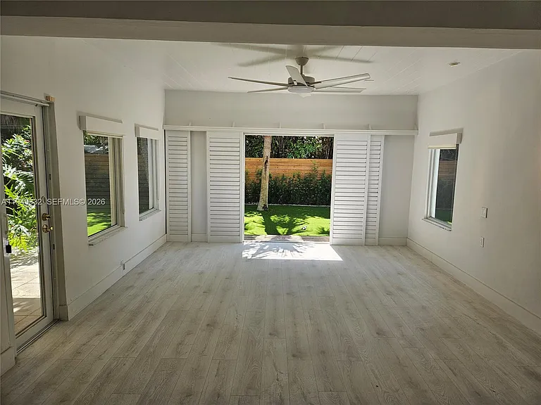 1070 N Shore Dr — Photo 3