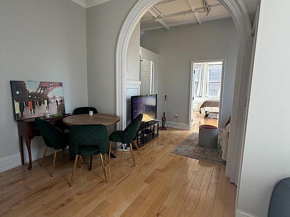 3rd image of 2034 Chestnut St APT 2R
