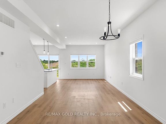 5th image of 3846 Auckland Ave