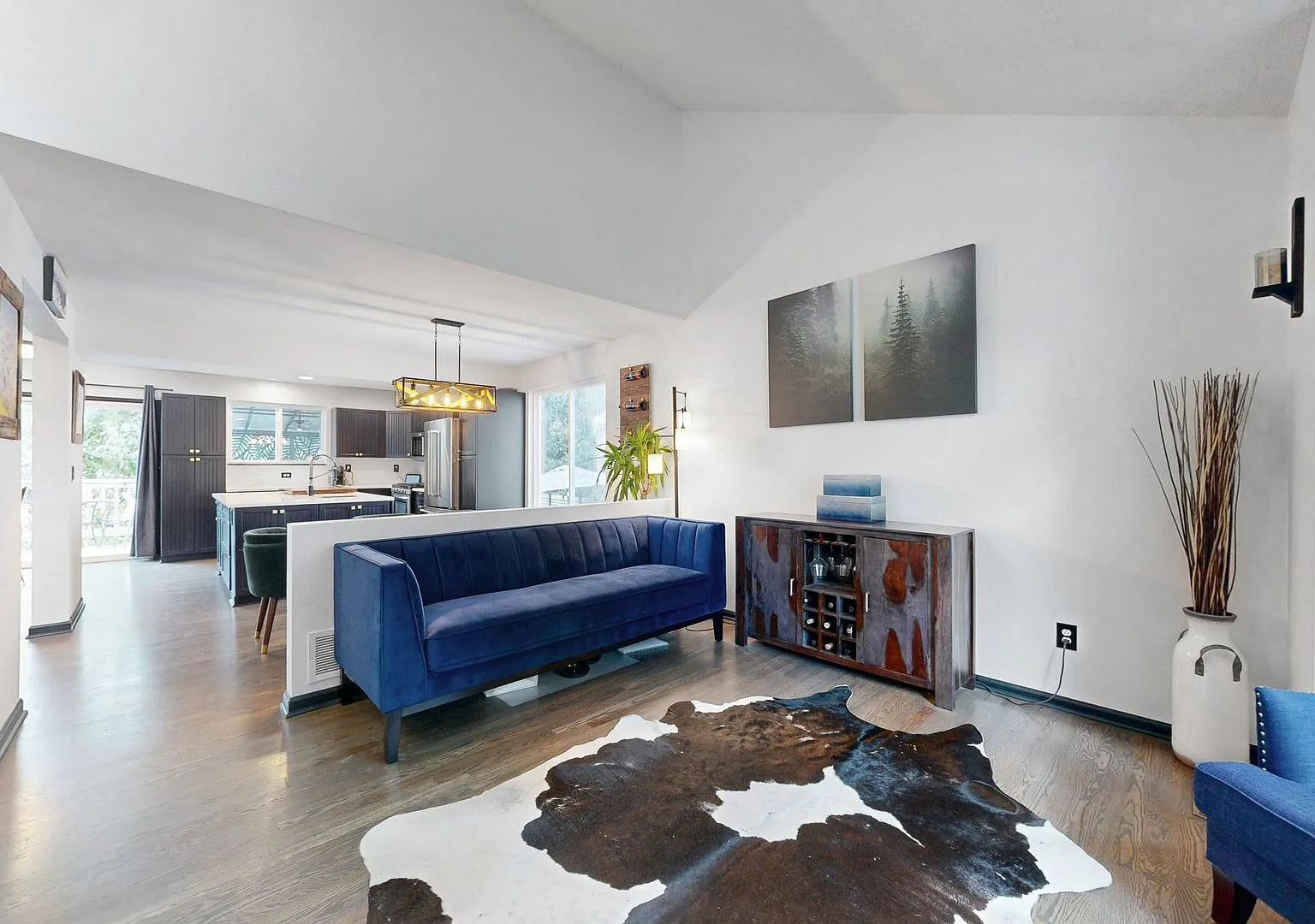 Stunning 3 bed/2 bath home with lush gardens — Photo 3