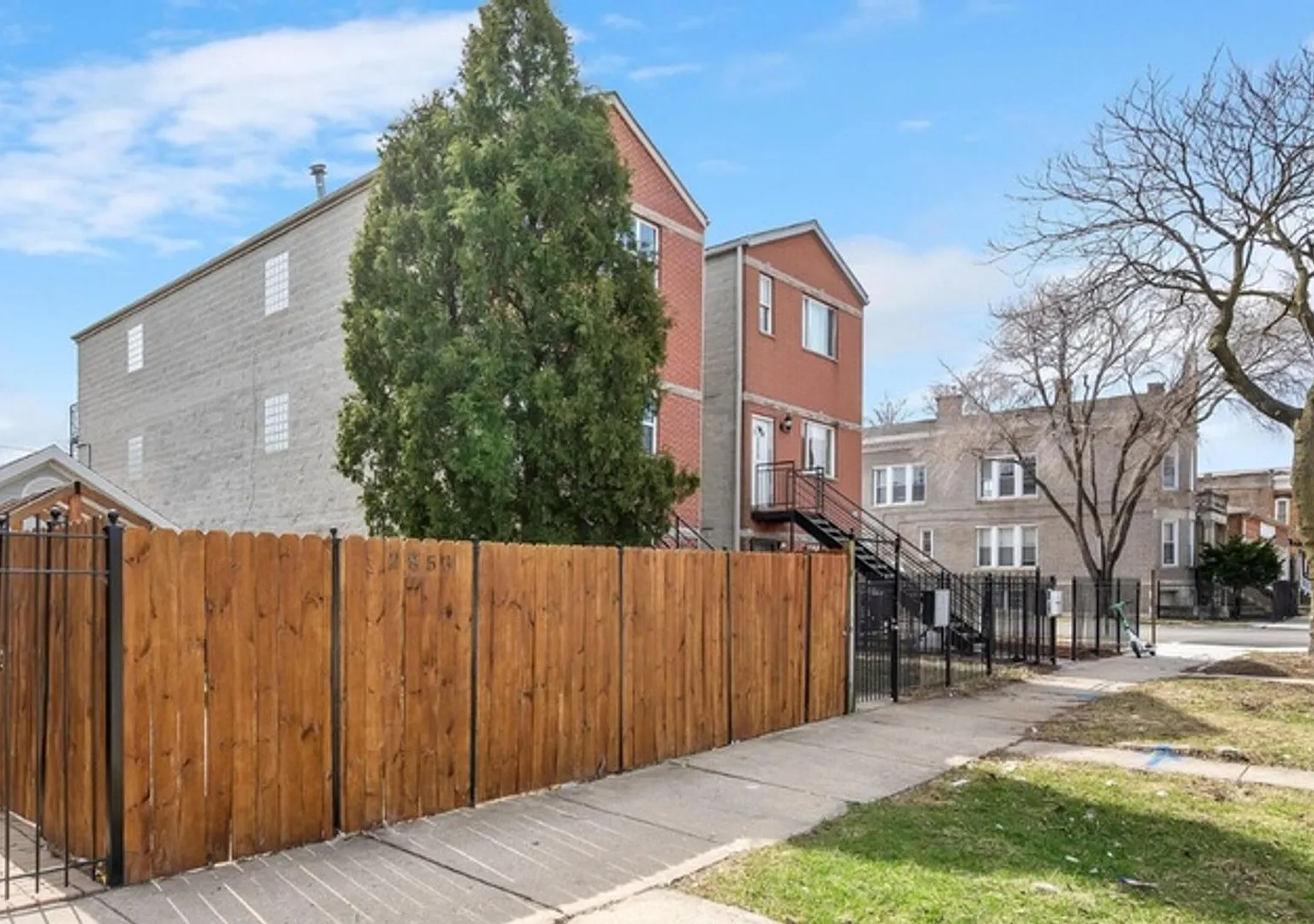 Spacious 3BR Duplex in Chicago — Photo 2