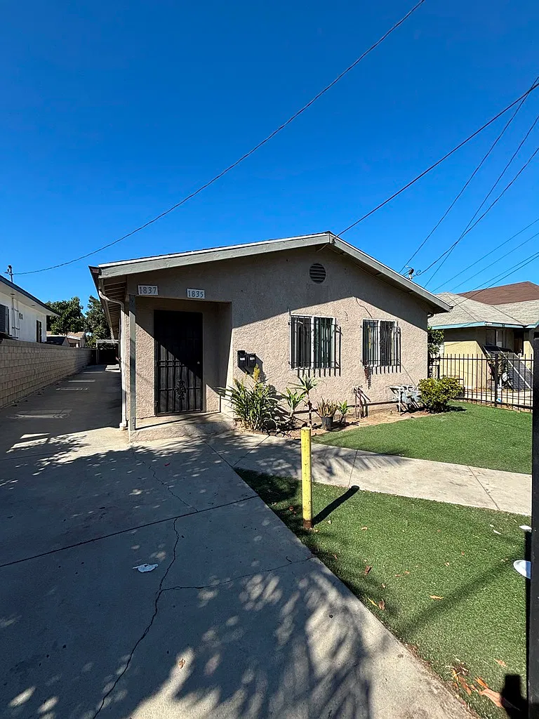 3 bed, 1200 sqft, $3,650 — Photo 1