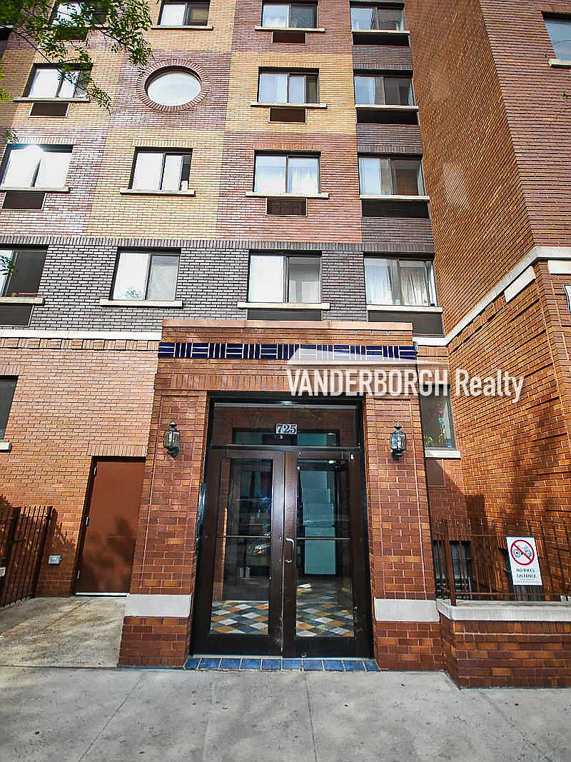 725 East 9th Street — Photo 2