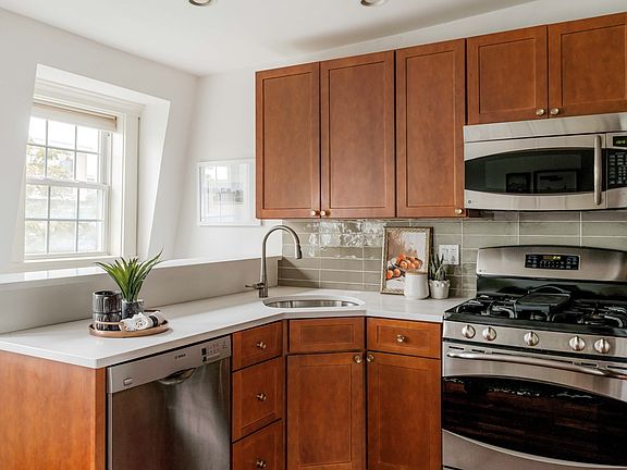 5th image of 528 E 7th St #3