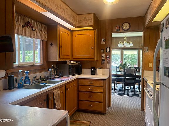2nd image of 2845 NE 36th Dr