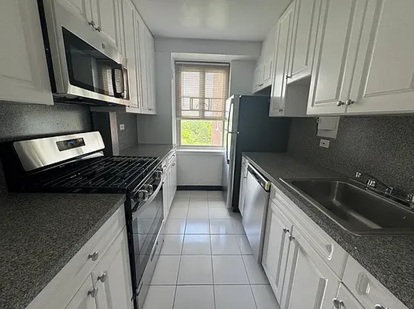 196-38 67th Avenue image 2 of 8