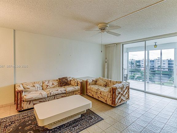 5th image of 314 SE 10th St APT 406