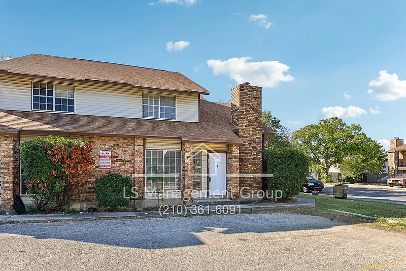 3 bed, 2.0 bath, 1400 sqft, $1,045 — Photo 2