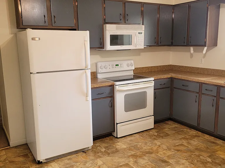 712 Avenue E — Photo 1