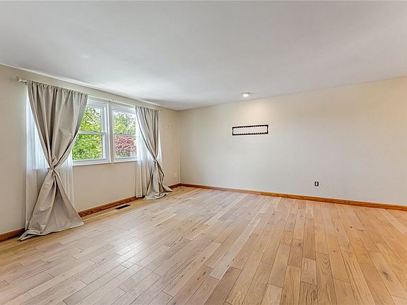 3rd image of 124 Ridgeview Dr