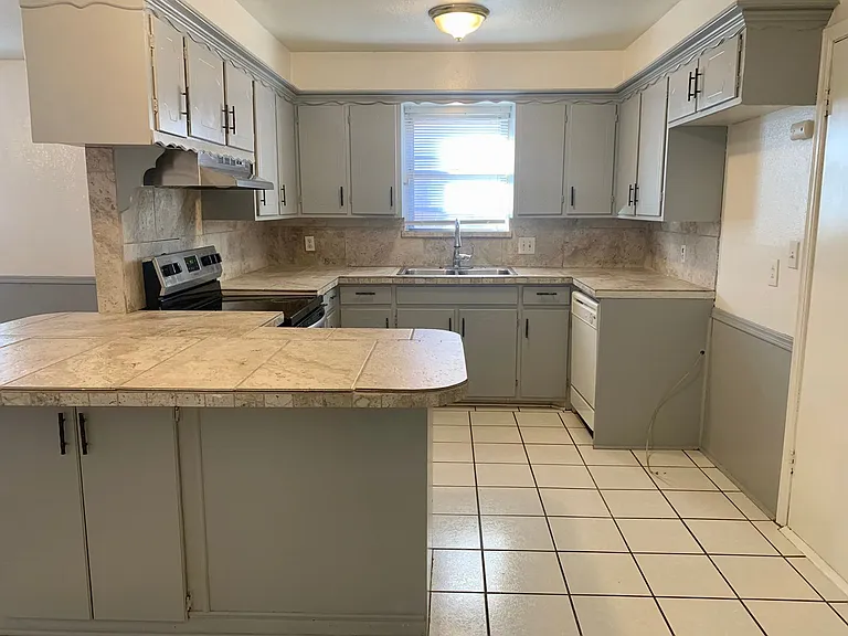 2716 Chaucer Dr — Photo 6