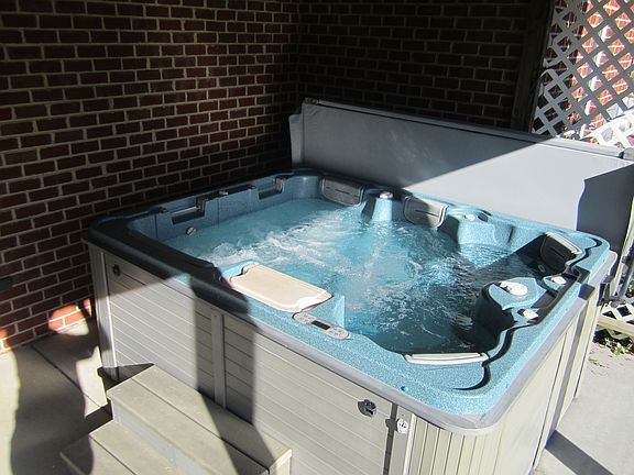 Well maintained hot tub