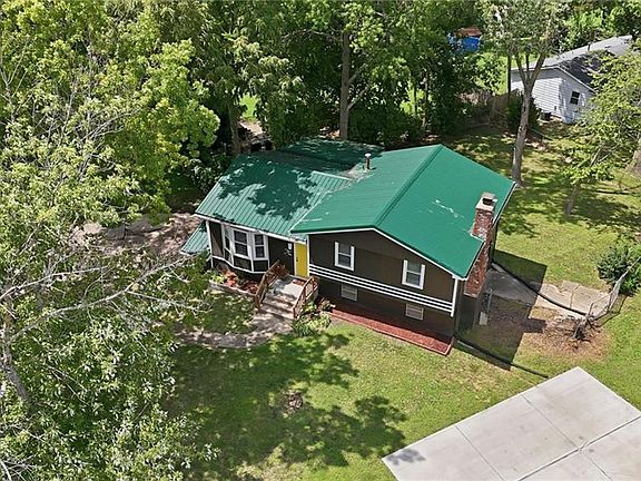 3rd image of 1010 E Langsford Rd
