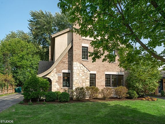2nd image of 816 Ouilmette Ln