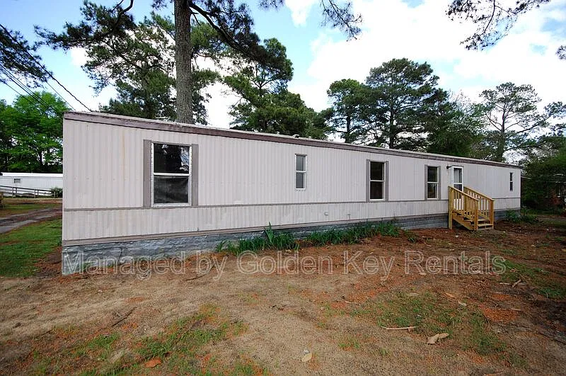3 bed, 2.0 bath, $900 — Photo 1