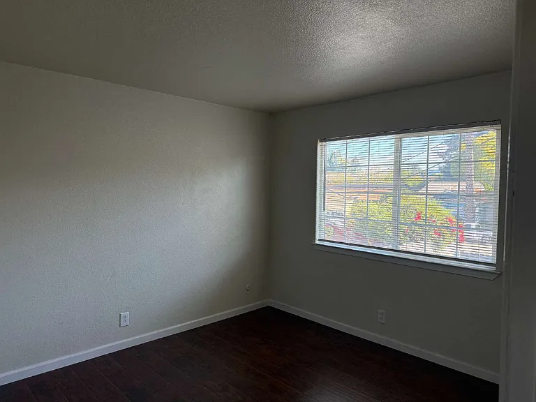 930 Ravenscourt Ave #4 — Photo 3