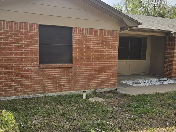 7456 Meadowcrest Dr, Fort Worth, TX 76112