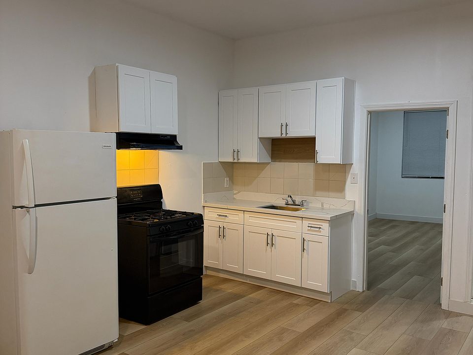 1st image of 2108 E 1st St APT 1