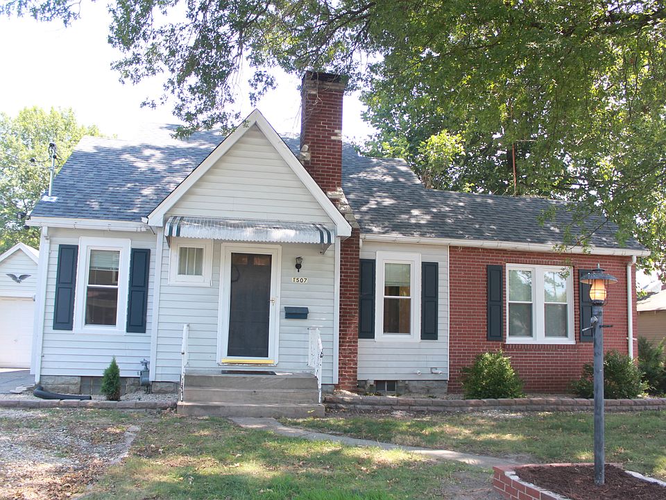 Front view w/ garage