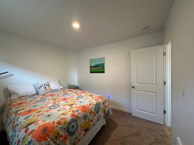 710 NE Rickenbacker Rd — Photo 16