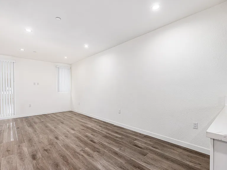 900 N Ardmore Ave Property — Photo 11
